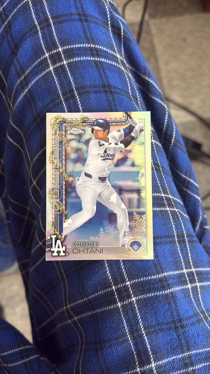 DevilRayCards's tweet photo. David, my co worker brought me a Holiday Box and it BLESSED! 

Hoping everyone has a good new year! 

@CardPurchaser 
@Topps https://t.co/uhbXY34Yb8