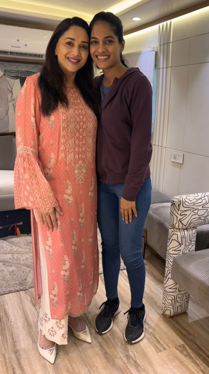 sobhamdfan's tweet photo. MrsDeshpande with her copycat 
#MrsDeshpandeOnJioHotstar 
#MadhuriDixit https://t.co/sg7vwyL5Aj