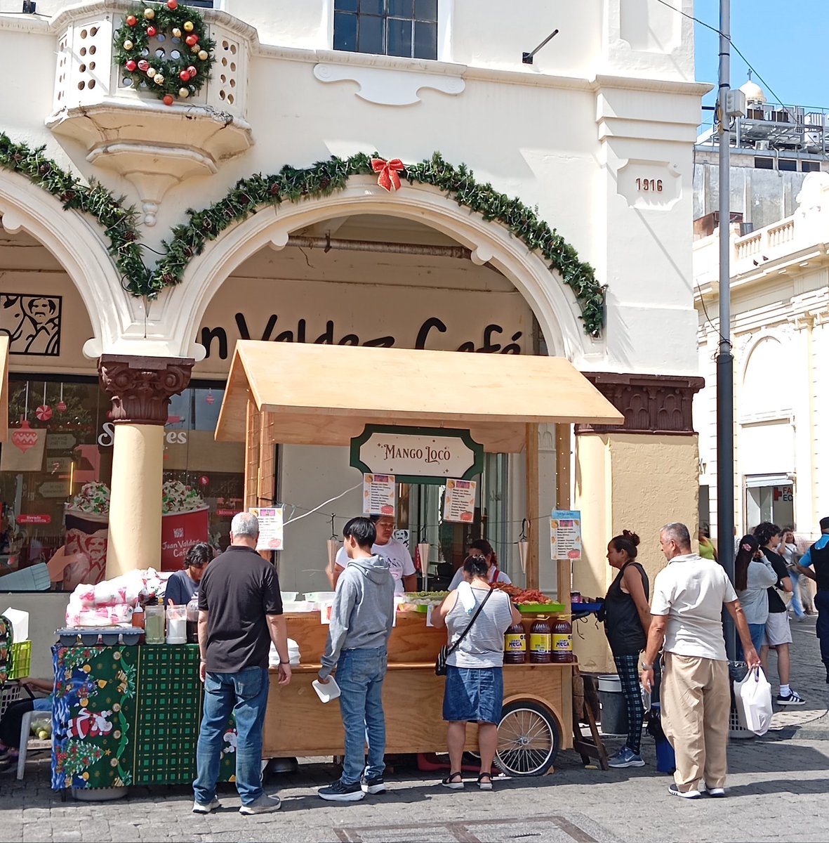 OscarMachon's tweet photo. Ojalá no vean estos carretones los del CAM en el Centro Histórico, porque de seguro los van a subir al camión con todo y venta 📣⚠️ https://t.co/LkVPVvekIs