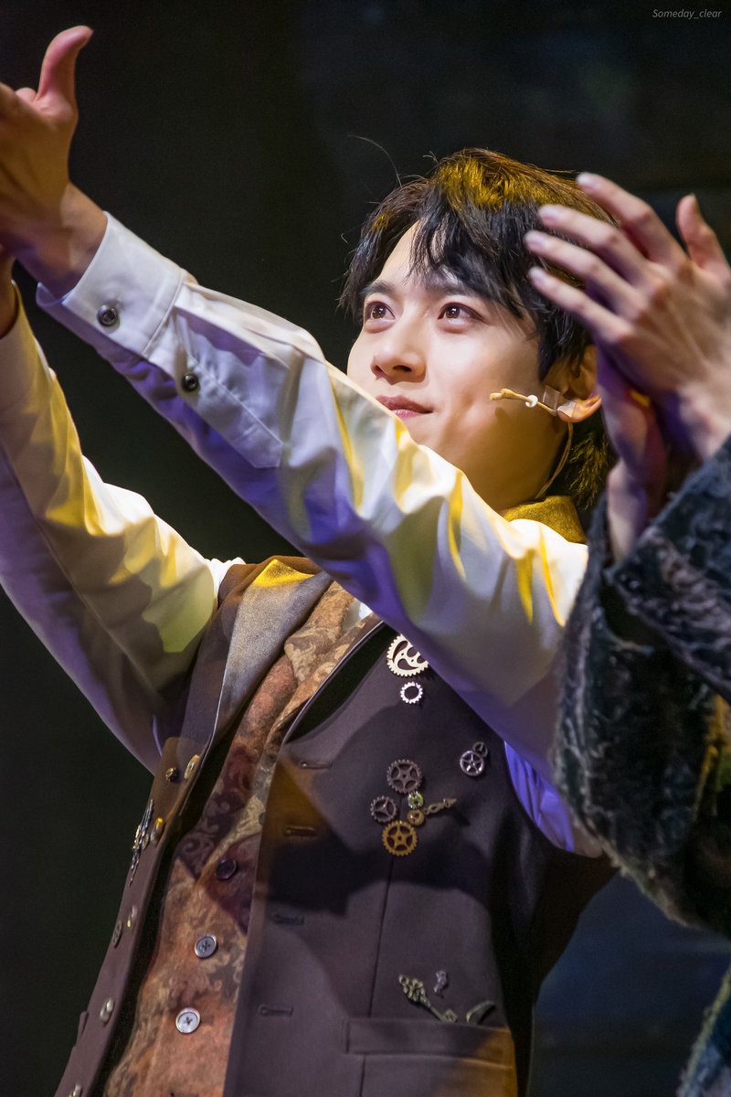 251230 뮤지컬 은하철도의 밤 :  커튼콜 :)

윤승우 배우님  :)

2025년도 마지막 공연,
올 한 해도 고생 많으셨습니다👏👏👏