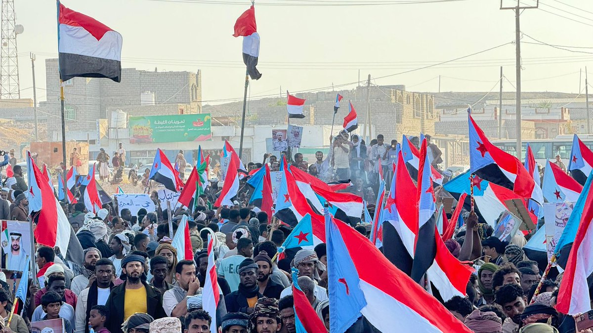 RagehBakrait's tweet photo. #��لمهرة البوابة الشرقية للجنوب العربي تعلو فيها الرايات وتحسم المواقف وتصل الرسالة واضحة للقاصي والداني: لا حياد في معركة الوجود، والقرار قرارنا. 
نفوض الرئيس القائد عيدروس بن قاسم الزُبيدي، بإعلان دولة الجنوب العربي, ولن نساوم على حقنا مهما كانت التحديات. https://t.co/5koT47TgR3