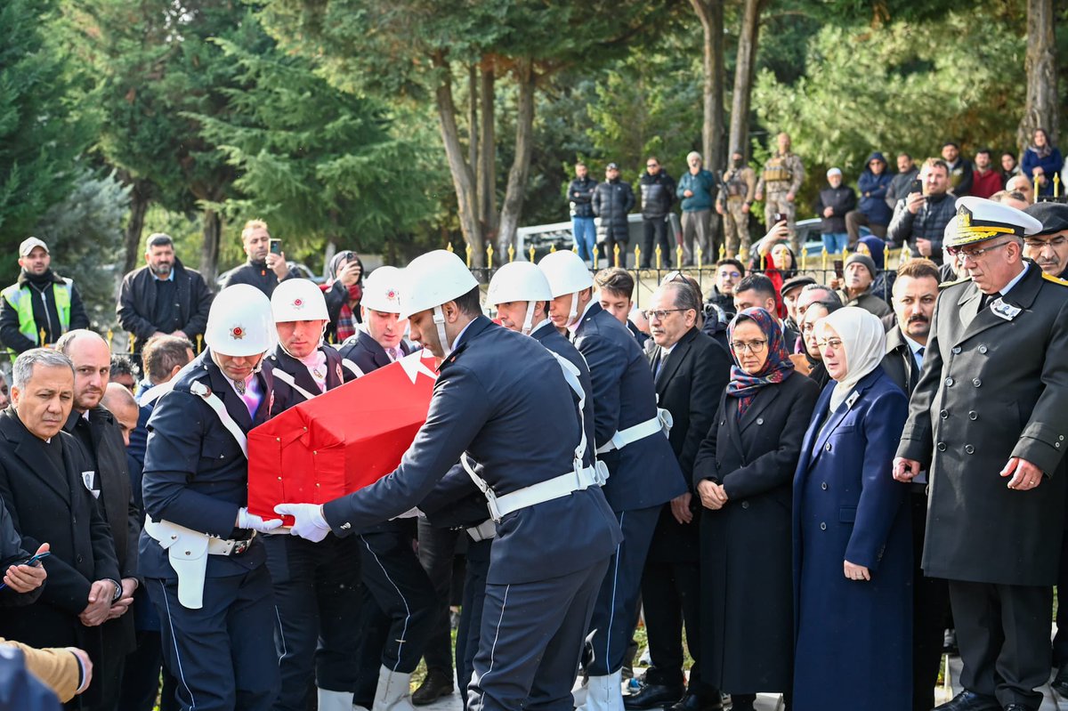 Şehidimiz İlker Pehlivan Yalova Merkez Camii’nde kılınan cenaze namazının ardından; İçişleri Bakanımız Sayın Ali Yerlikaya, Emniyet Genel Müdürümüz Sayın Mahmut Demirtaş, Jandarma  Genel Komutanımız Orgeneral Sayın Ali Çardakçı, Sahil Güvenlik Komutanı Koramiral Sayın Ahmet