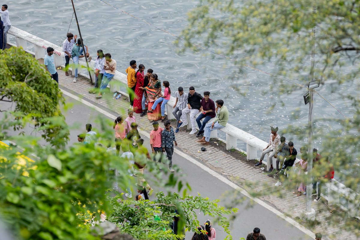 पर्यटन सिर्फ़ जगहों का नहीं, लोगों, ठहराव और नज़रों का भी नाम है। झील किनारे जीवन की एक झलक।

Tourism isn’t just about places — it’s about people, pauses, and perspectives. A snapshot of life by the lakeside.
