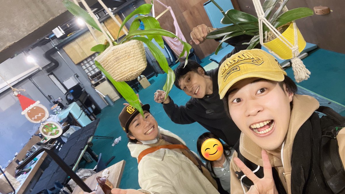reiji_0907's tweet photo. THREE CAPITALSで
色んな話をしながら塗装やお掃除をして、
補助器具の体験、研究をしたりと
お世話になった分お手伝いできました
来年も恩返しも含めて頑張ります!
明日はいよいよ大晦日最後の最後まで
2025を楽しみ味わうぞ!
#THREECAPITALS #あきつ来野良
#伊藤天馬 #零時 https://t.co/hNUuyDa00P