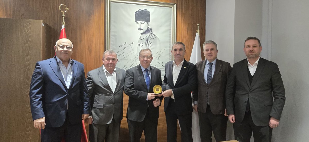 Yönetim Kurulumuz, Tekirdağ Şehir Hastanesi Başhekimi Prof. Dr. Erhan Tabakoğlu’nu makamında ziyaret etti. 
Nazik ev sahipliği ve misafirperverliği için Sayın Tabakoğlu’na teşekkür ederiz.