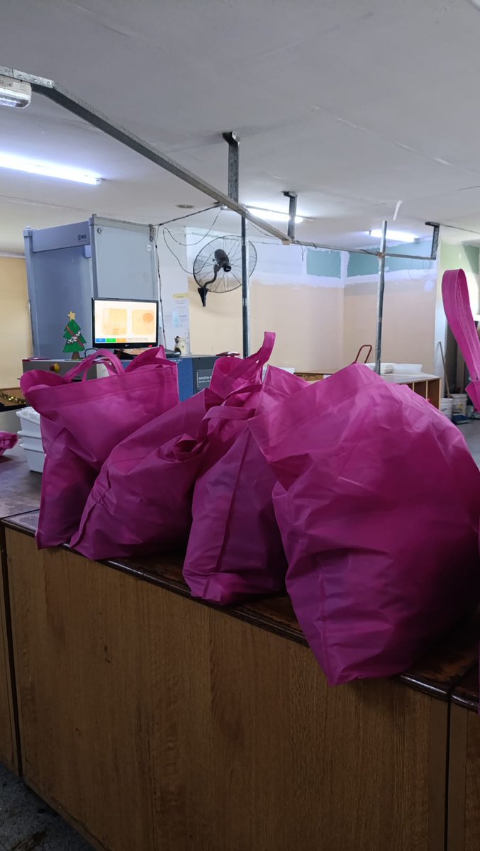 PPNArg's tweet image. La @PPNArg acompañó una iniciativa articulada junto a @MochaCelis, @AlixPartners y @CruzRojaArg mediante la entrega de kits de higiene y cuidado personal destinados a la población LGBTIQ+ del CPF IV de Ezeiza, con especial foco en personas travesti, trans y no binarias. 🤝