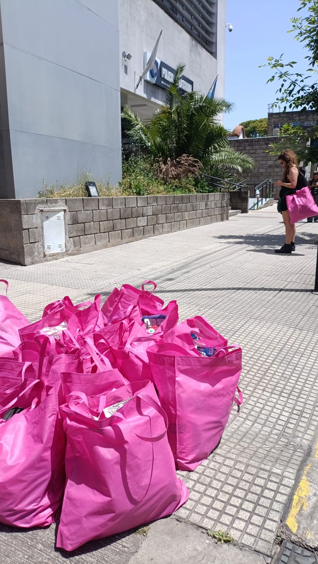 PPNArg's tweet image. La @PPNArg acompañó una iniciativa articulada junto a @MochaCelis, @AlixPartners y @CruzRojaArg mediante la entrega de kits de higiene y cuidado personal destinados a la población LGBTIQ+ del CPF IV de Ezeiza, con especial foco en personas travesti, trans y no binarias. 🤝