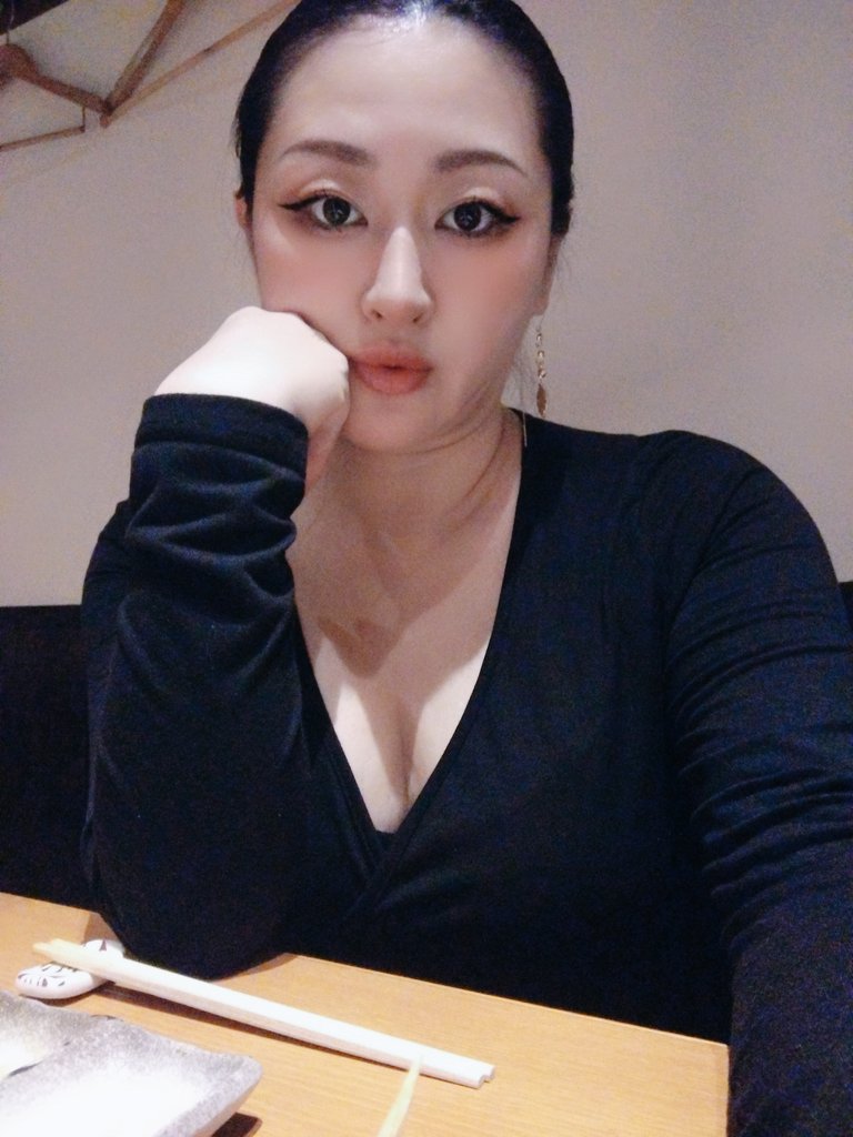 FsNatsuki's tweet photo. こんにちは。
AV女優の 市川夏生 です。
今年も一年、たくさんの作品を通して、
そして画面の向こうから、私を見つけてくれてありがとうございました。
正直に言うと、
お仕事としてカメラの前に立つ日は、
いつも少しだけ緊張しています。
でも同時に、「ちゃんと届いているかな」「今日は嘘をついていないかな」
そんなことを考えながら、一つひとつ向き合ってきました。
派手じゃなくても、
強くなくても、
それでも誰かの心に、少しだけ残れる存在でありたい。
そんな気持ちで続けてきた一年です。
応援してくれる言葉も、
何気なく見てくれた時間も、
すべてが私の背中を押してくれました。
今年も本当にありがとうございました。
来年は、もう少しだけ素直な私を見せられたらいいな、と思っています。
どうか、あたたかい年末年始を。
そしてまた、どこかでお会いできたら嬉しいです。
市川夏生