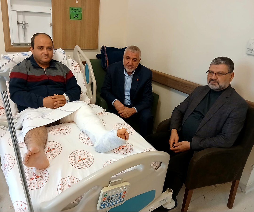 Çukurova İlçe Yönetim Kurulu Üyemiz Ramazan Ünal, geçirmiş olduğu trafik kazası sonucu hastanede tedavi altına alındı. İl Başkanımız M. Çelebi Keyhıdır ve STK Başkanımız Cuma Şahin, Ramazan Ünal’ı hastanede ziyaret ederek geçmiş olsun dileklerini iletti.