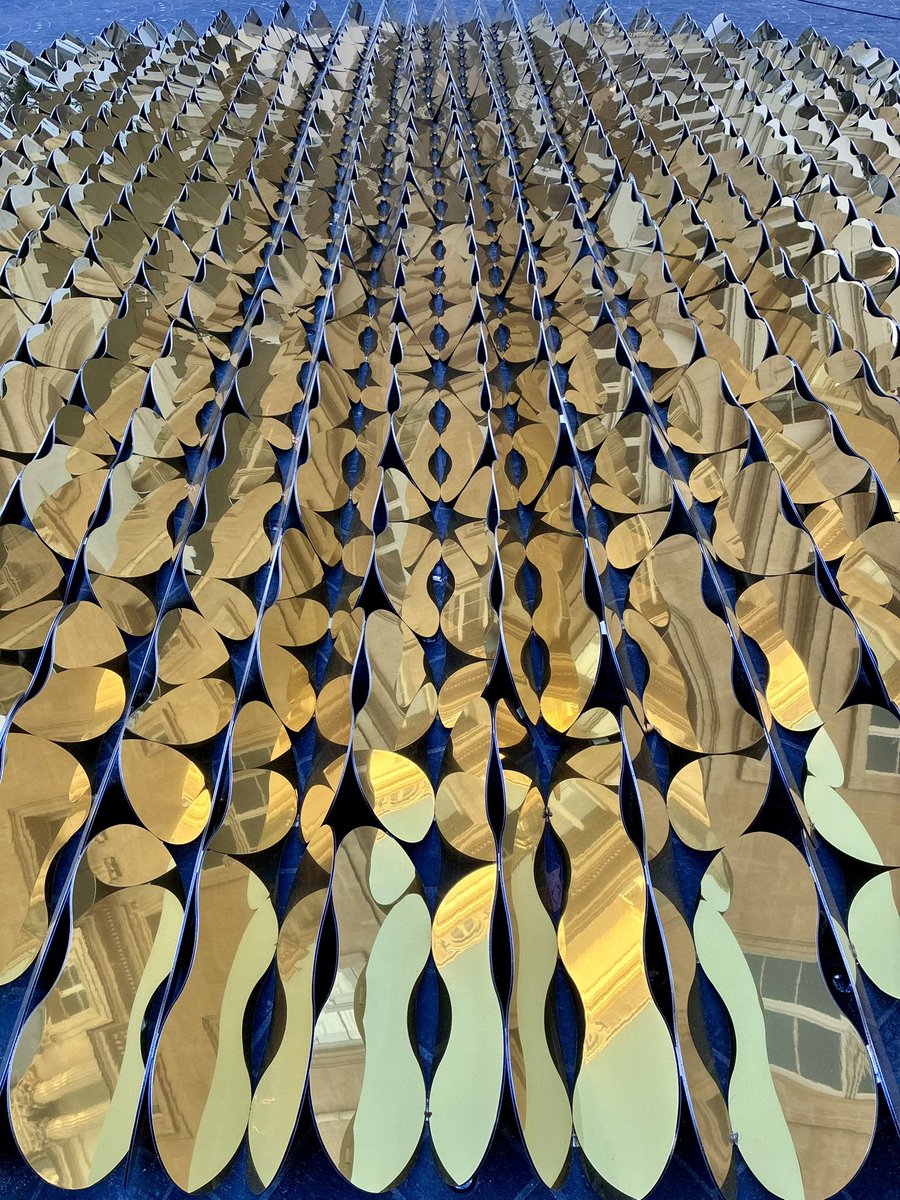 CQLouvreOpera's tweet image. De la vigne à la mer, du ciel aux vagues étoilées, Reflect investit la cour d’honneur de l’Hôtel de la Marine pour une fin d’année aux couleurs du Conseil de quartier Louvre-Opéra #ParisCentre