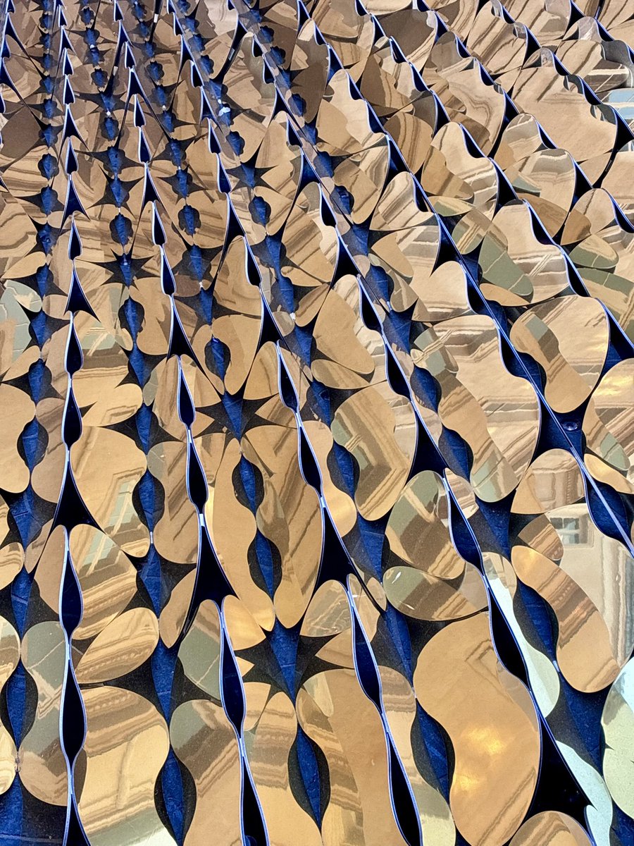 CQLouvreOpera's tweet image. De la vigne à la mer, du ciel aux vagues étoilées, Reflect investit la cour d’honneur de l’Hôtel de la Marine pour une fin d’année aux couleurs du Conseil de quartier Louvre-Opéra #ParisCentre