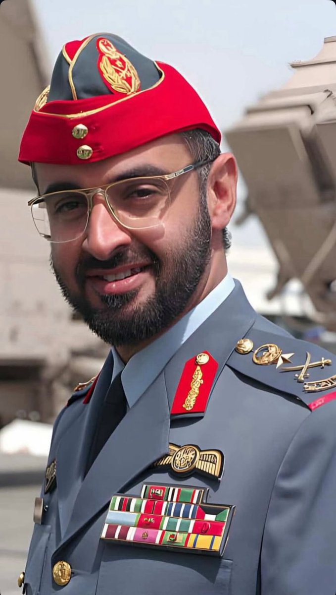 OMS_32_'s tweet photo. الإمارات الأبيّة فوق فوق 
من فضل شيخ على العليا يتوق
في ذراه الشعب أمّن و استراح 
لامع مجده مثل لمع البروق 
سيدي وجه السّعد وجه السماح
الموده و الصداقه للصدوق
والعدو له عندنا خضر الرماح
الوفا نابع من أعماق الخفوق 
و ان بلينا عندنا ردع وكفاح 

🇦🇪 https://t.co/pYiu66PLhh