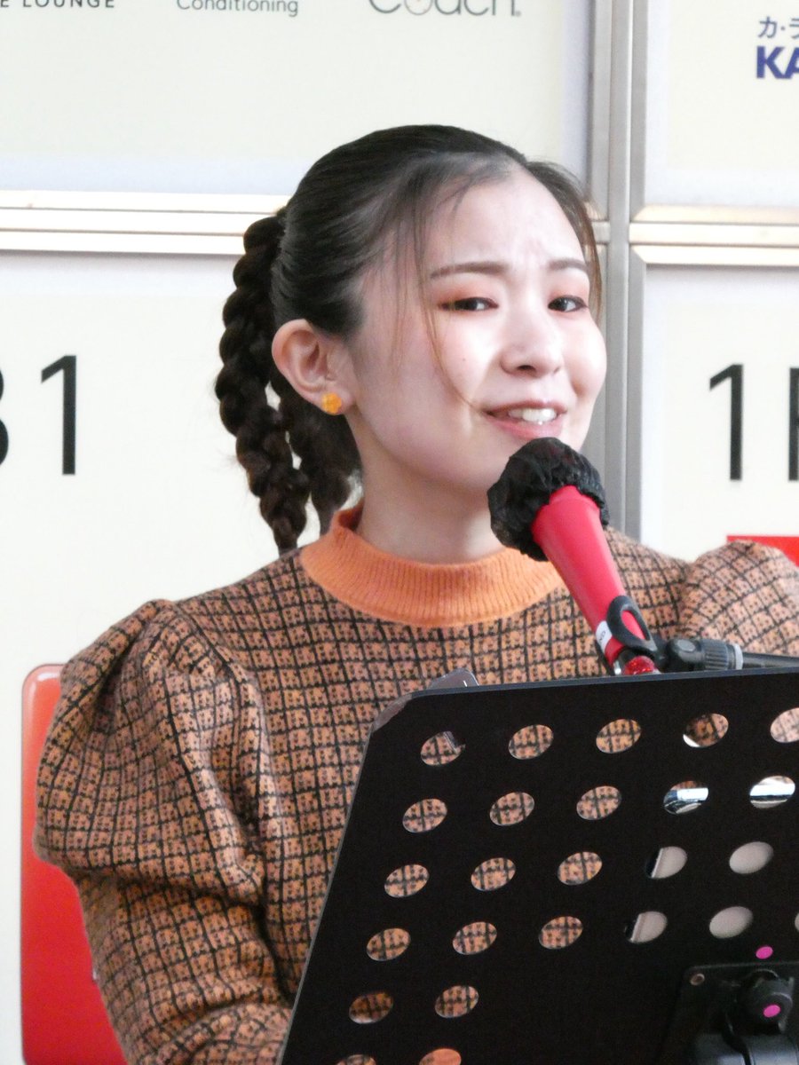日曜は私には今年最後のバスカーとなりました。寒さに弱い #オオヒラハルナ ちゃん、ステージ上で初めは寒くて表情も硬かったけど次第に表情も和らいで新しい試みでの光のようにも面白かったです😊