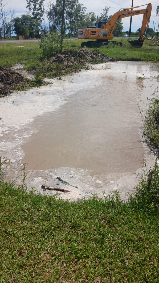 🚧Obra hídrica en San Cosme
Se realizan tareas de limpieza de la cuneta norte de la RN Nº12, zona oeste de San Cosme, para mejorar el escurrimiento y descomprimir sectores anegados.
Trabajo conjunto: Municipio de San Cosme - Vialidad Provincial Supervisión técnica: ICAA