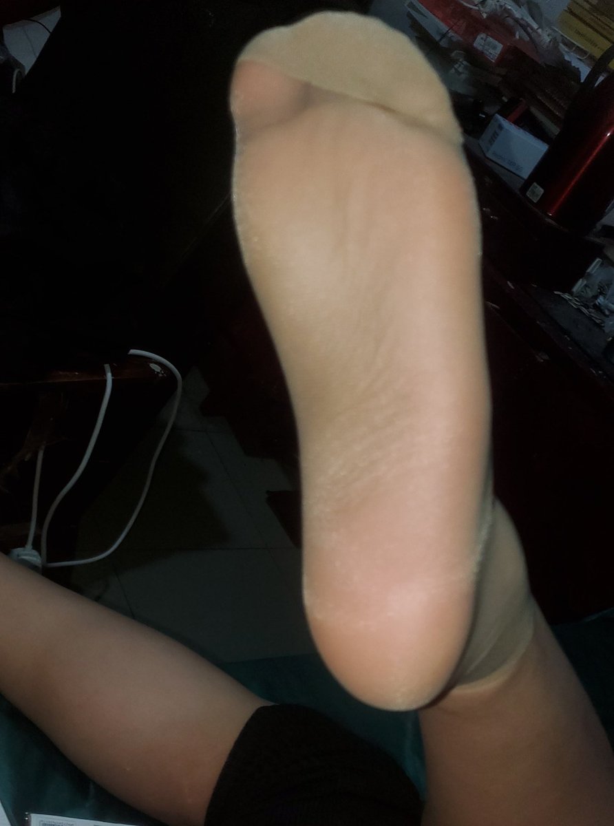 Rezlover2's tweet photo. 这样的丝袜，可以让你们的狗嘴同时塞下两只脚吗？如果你能做到，可以含着袜子给我的脚当沙袋
＃男娘s #ATM主 #伪娘S  #女装大佬 #脚奴   #脚崇拜  #贡主 #feetworship https://t.co/cBnLDuNw8c