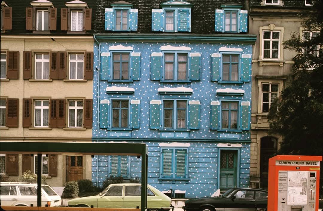 DMC_BS's tweet photo. ❄️⛄❄️⛄❄️

Wer erinnert sich an das "Schneeflöggli-Huus" an der Margarethenstrasse? 

Foto: Planungsamt Basel-Stadt, 1982
#basel #verschwundenesbasel #basellove #baselcity #cityofbasel #baselstadt #schweiz #baselswizz #blickheimat #swiss #switzerland https://t.co/7UiAPdYdt6