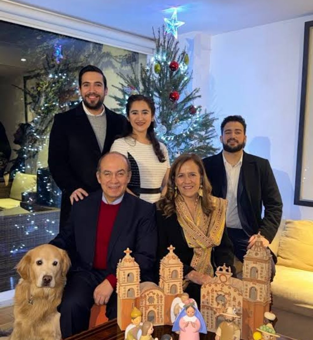 eltemagv's tweet image. Antes de que termine el 2025:

Mis peores deseos para el narcotraficante Felipe Calderón y todos los miembros de su familia que directa o indirectamente han contribuído a la destrucción de nuestro país.

Que en el 2026 sigan sintiendo el repudio de todos los mexicanos ✨