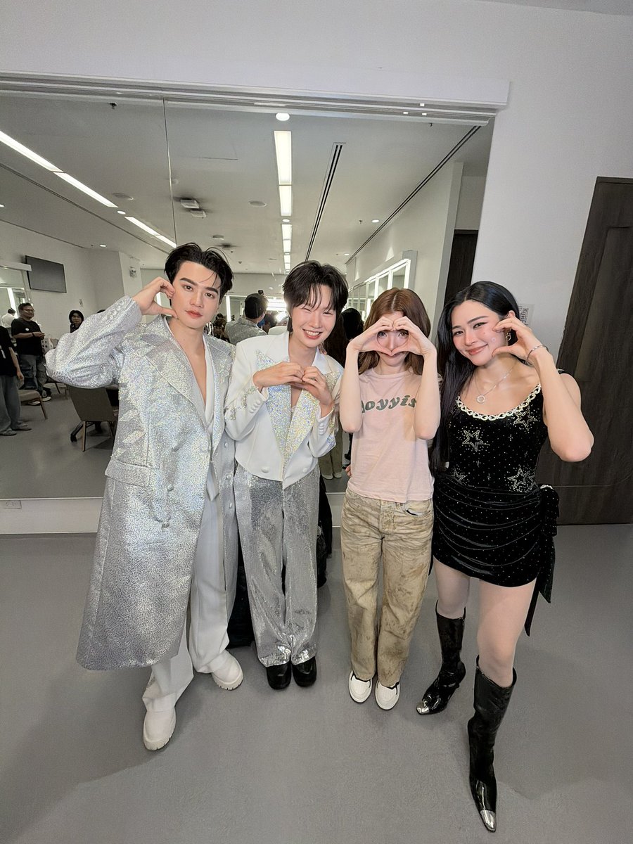 ที่ไอคอนสยาม อะไรก็เกิดขึ้นได้! 🤭

LINGORM COUNTDOWN ICONSIAM 
#LingOrmHNYatICONSIAM

KENGNAMPIN...