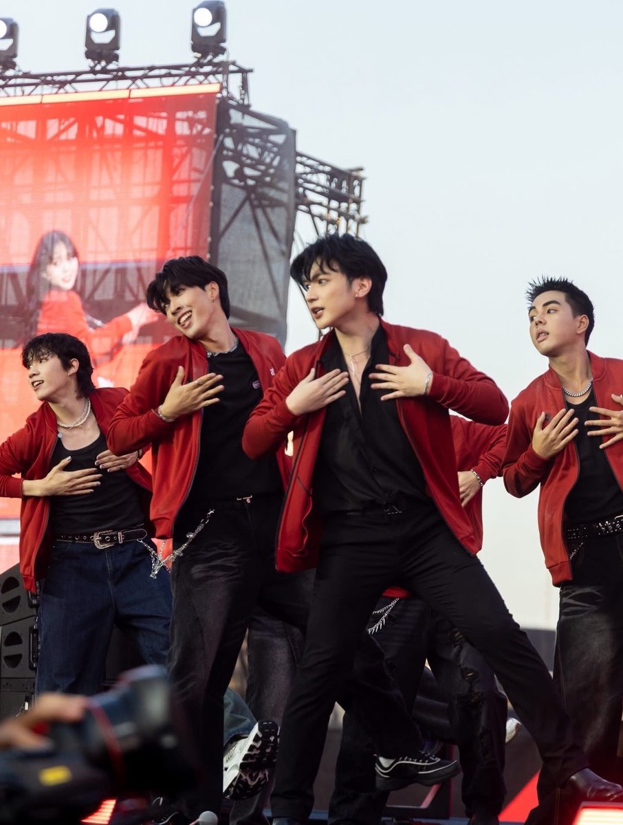 Timetheseries1's tweet photo. ยินดีกับอีกก้าวของน้องจิมมี่ จิรเมธ 
น้องทำอีกหนึ่งความฝันสำเร็จตามที่ตั้งใจ 
เติบโตและก้าวต่อไปอย่างมั่นค���นะ 
💕 💕จิมมี่ จิรเมธ the 52 Arena  X  Amazing Thailand Countdown 2026 at ICONSIAM 
.
ปี 2026 ฝากติดตามผลงานน้องจิมมี่ด้วยนะครับ 
.
#the52arenaXiconsiam 
#jimmyjiramate https://t.co/tNhxcWzbDy