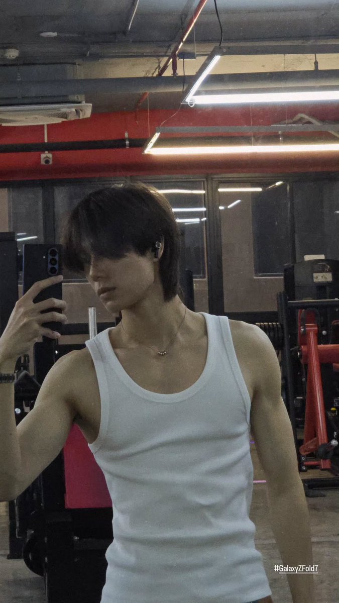 TangBloom_'s tweet image. It's nice to see my husband and my boyfriend twinning—it's just using the same brand, but still I'll take any little win I can get!

#jichangwook #phuwintang