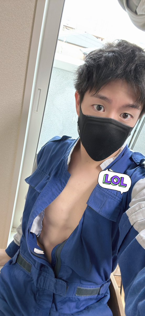 zinzin_dramatic's tweet image. 終わらねぇんだよ！終わらねぇんだよ！
大掃除が終わらないんだよ！
(一年ぶりn回目)
急な来客とかあるからや…くっそ〜〜
(しっかり楽しんでたくせに)
明日も頑張るで！とりあえず今から風呂掃除や！！
そして恒例のコスプレ
ツナギ寒い