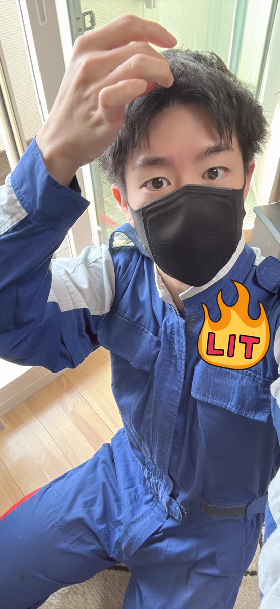 zinzin_dramatic's tweet image. 終わらねぇんだよ！終わらねぇんだよ！
大掃除が終わらないんだよ！
(一年ぶりn回目)
急な来客とかあるからや…くっそ〜〜
(しっかり楽しんでたくせに)
明日も頑張るで！とりあえず今から風呂掃除や！！
そして恒例のコスプレ
ツナギ寒い