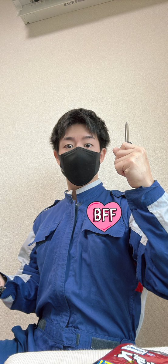 zinzin_dramatic's tweet image. 終わらねぇんだよ！終わらねぇんだよ！
大掃除が終わらないんだよ！
(一年ぶりn回目)
急な来客とかあるからや…くっそ〜〜
(しっかり楽しんでたくせに)
明日も頑張るで！とりあえず今から風呂掃除や！！
そして恒例のコスプレ
ツナギ寒い