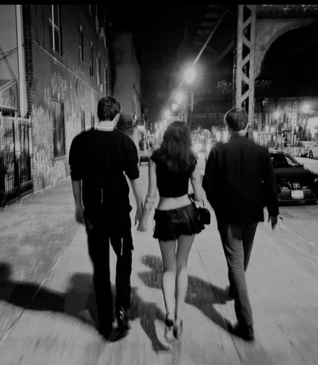 alsh301's tweet image. مساء الخير شلونكم مشتاقيلكم هواي 🤍
منو يحب نطلع ويا براس السنه وناسه للشمال
امسيات سفرات نحجز سويت ونكعد سوه نغير جوا