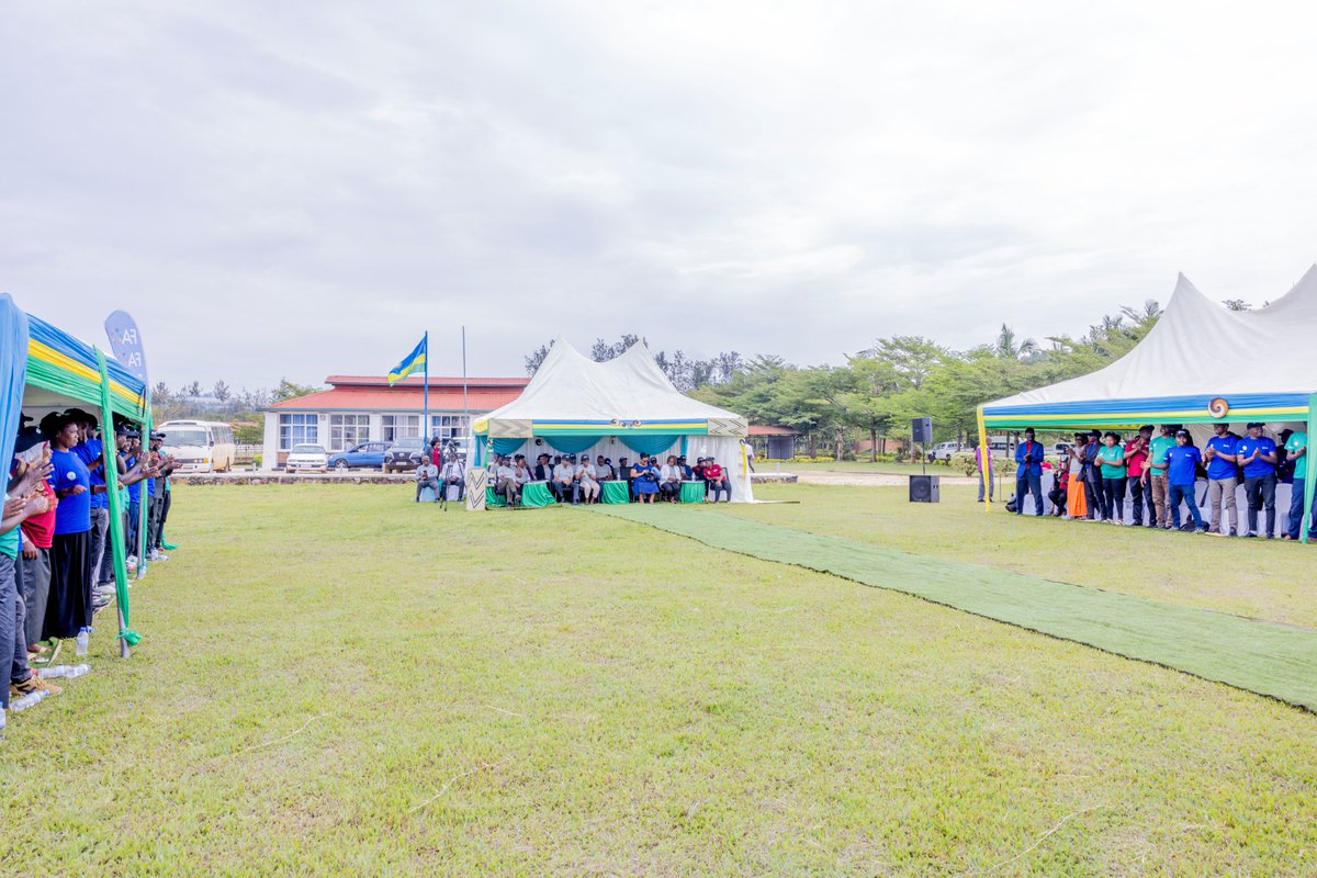 RwandaAgriBoard's tweet photo. Hon. @solangeuwituze urged the graduates to apply the skills they acquired to support farmers in adopting improved agricultural practices, increasing productivity, and enhancing food security, thereby enabling them to transform their livelihoods and contribute to economic growth. https://t.co/0VitFVZZFX