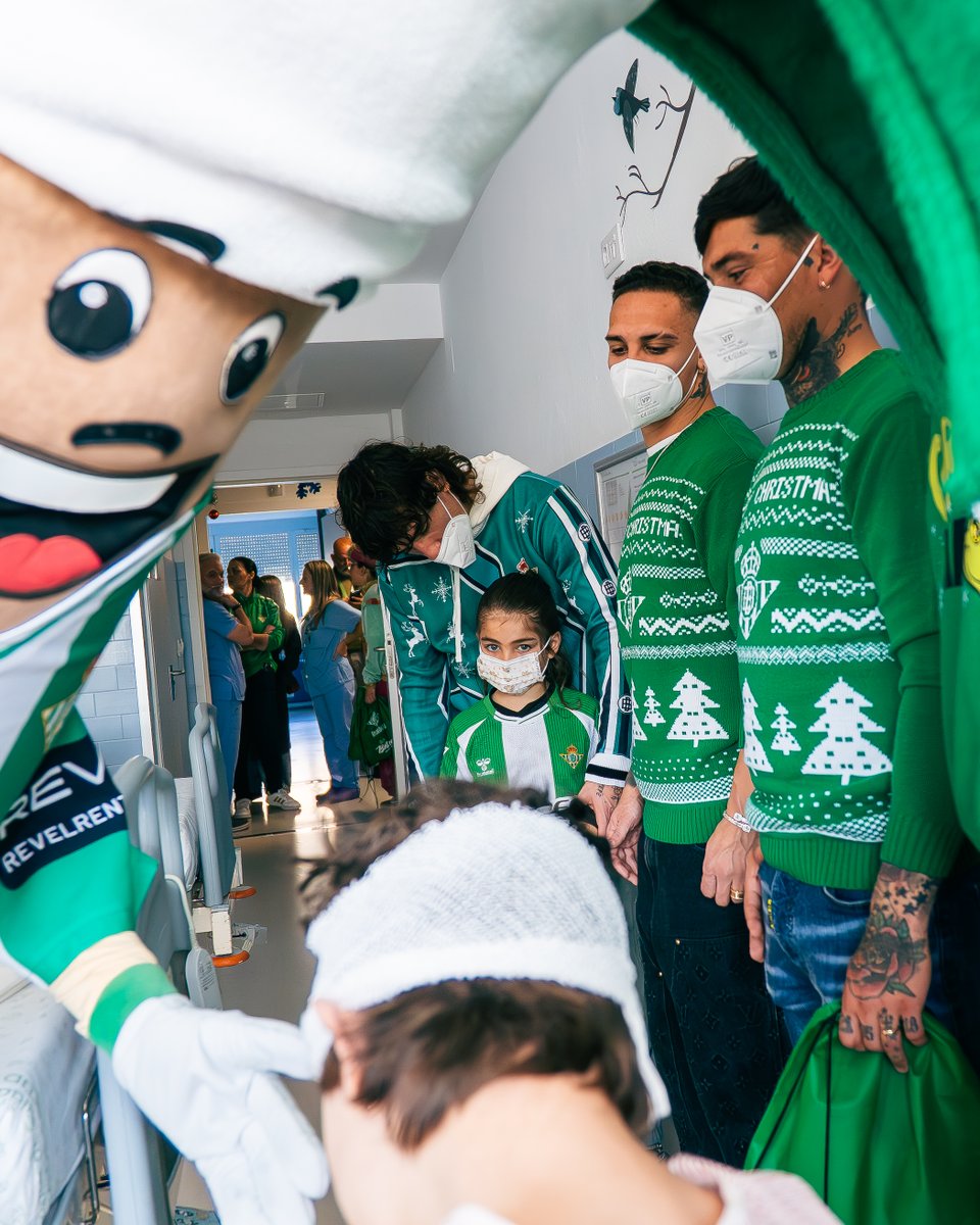 RBetisFundacion's tweet photo. ¡Ryan, el #FichajeEstrella de la Fundación
@RealBetis, ha repartido alegría y esperanza  a los pequeños ingresados en el Hospital Virgen del Rocío junto a futbolistas del Club! 🎁🤗💚 https://t.co/q1EoNn97IL