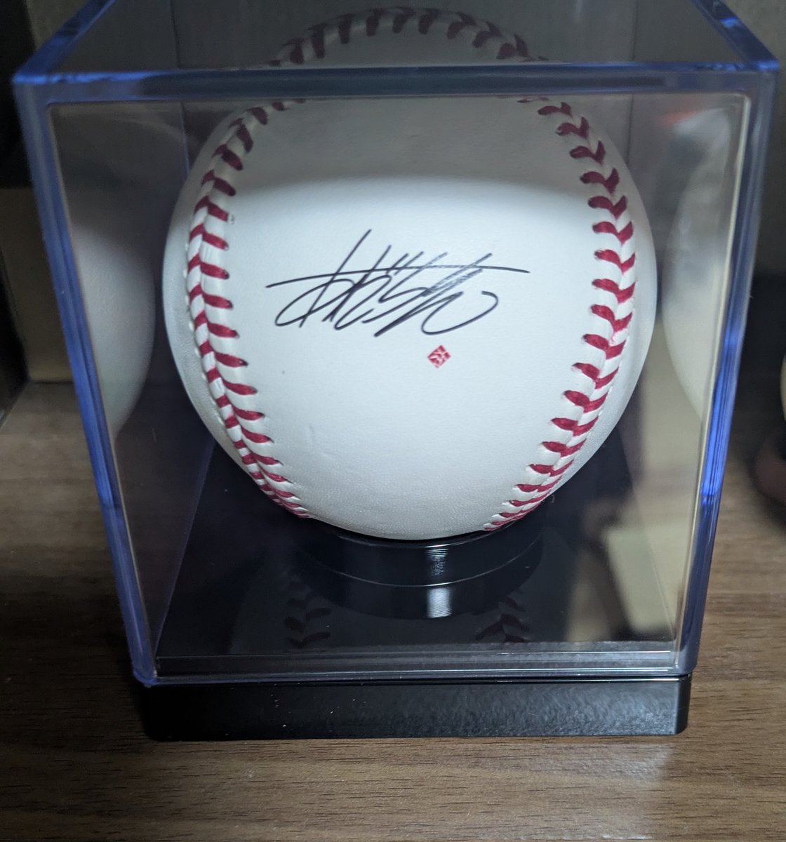 特典のサイン入りボールもさっそく飾りました。