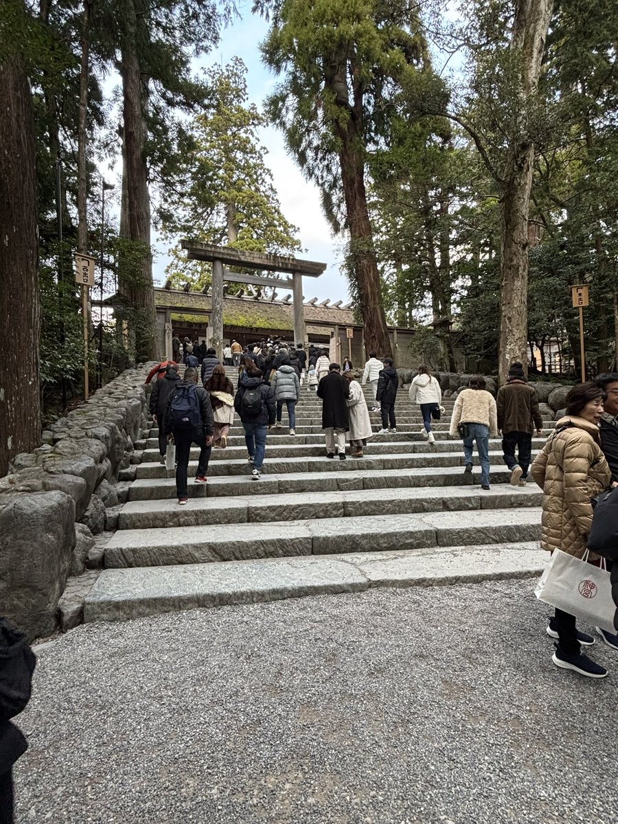 garyudeikou's tweet image. 浜松から津市へ向かい、伊勢神宮へと参拝🚗

ホテルではしらすご飯を食し、伊勢神宮では食べ歩き🍰🍗

今年1年のお礼をお伝えしました…

道が混み過ぎていてグッタリです💦💦

道中はうなぎパイと三ヶ日みかん🍊の甘さに助けられました^_^

#伊勢神宮
#春華堂
#三ヶ日みかん
#うなぎパイ