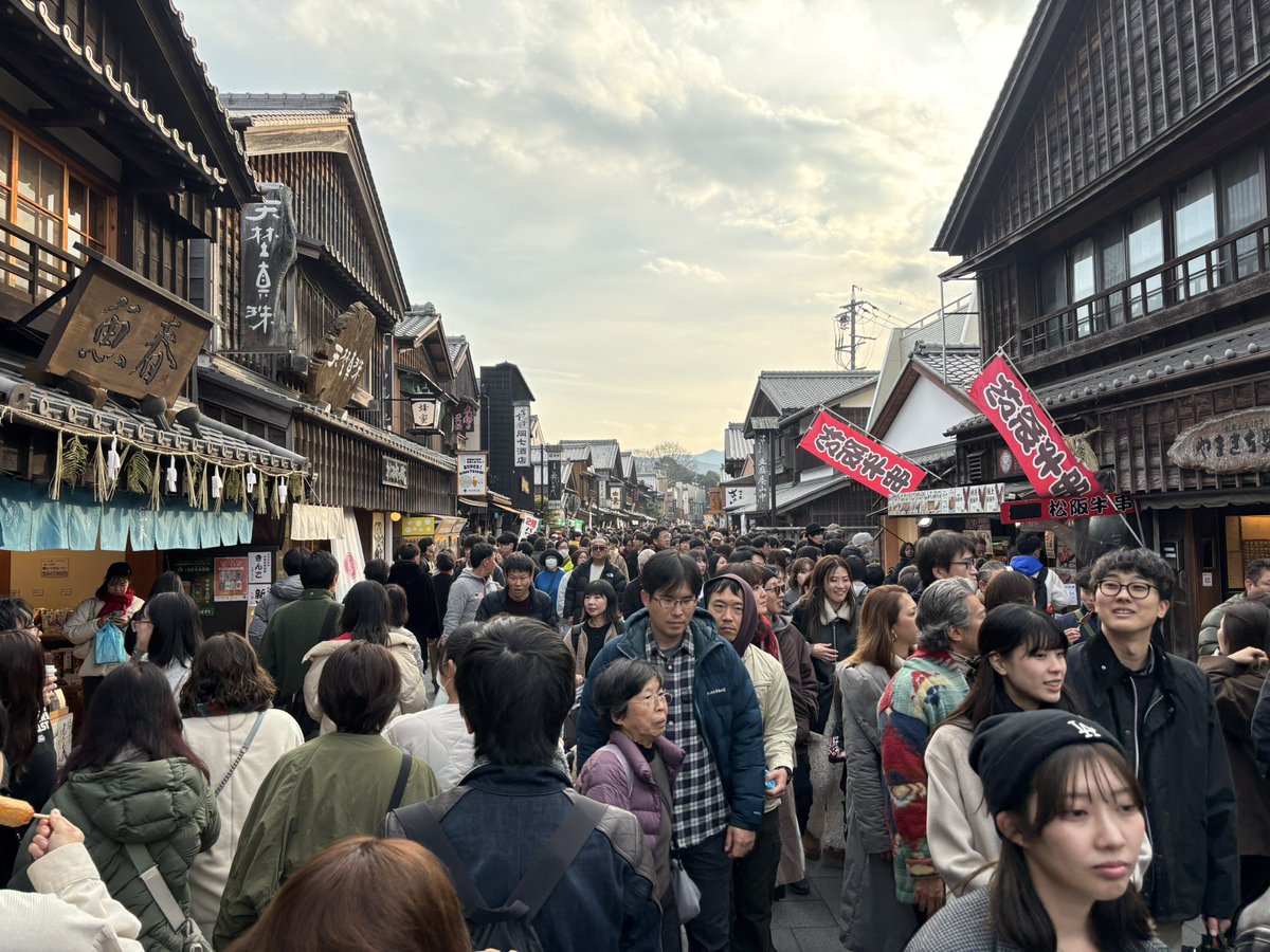 garyudeikou's tweet image. 浜松から津市へ向かい、伊勢神宮へと参拝🚗

ホテルではしらすご飯を食し、伊勢神宮では食べ歩き🍰🍗

今年1年のお礼をお伝えしました…

道が混み過ぎていてグッタリです💦💦

道中はうなぎパイと三ヶ日みかん🍊の甘さに助けられました^_^

#伊勢神宮
#春華堂
#三ヶ日みかん
#うなぎパイ