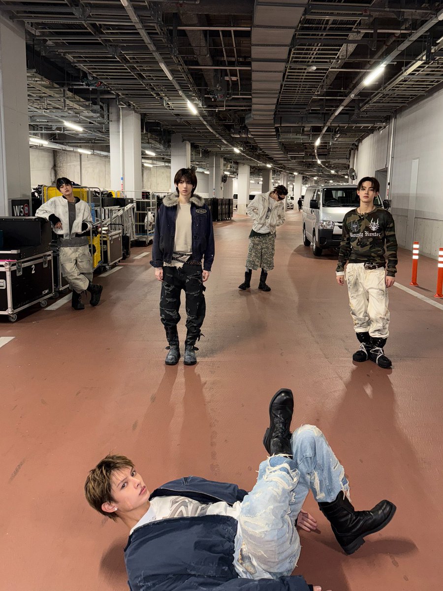 มันจะมีวงไหนถ่ายรูปได้เป็นเอกลักษณ์เป็นตัวเองขนาดนี้wa ยกให้เลยอ่ะ 55555555555555555