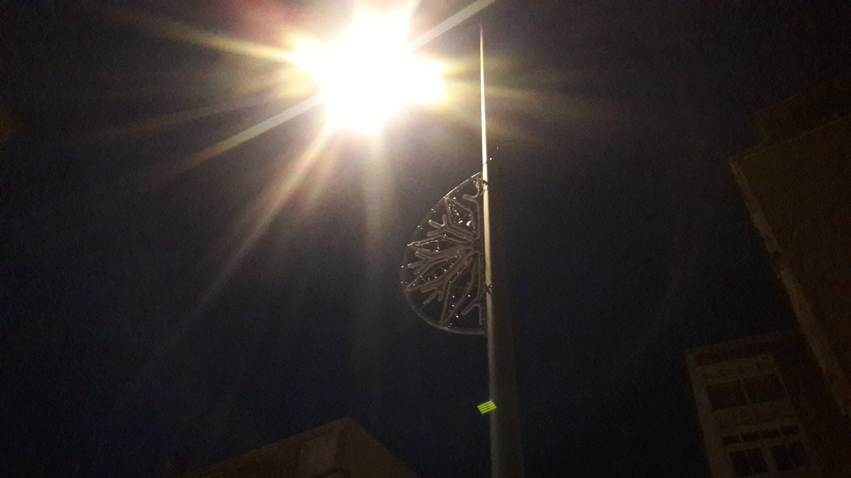 Discutons_en's tweet photo. #Marseille et ses illuminations de Noël : elles ne scintillent jamais, elles n'ont jamais scintillées depuis le lancement des illuminations. https://t.co/AadWilG0Bs