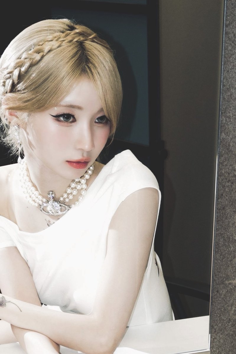 eenamiu's tweet photo. Look at that pearls on her skin. https://t.co/OU7S6yTQti