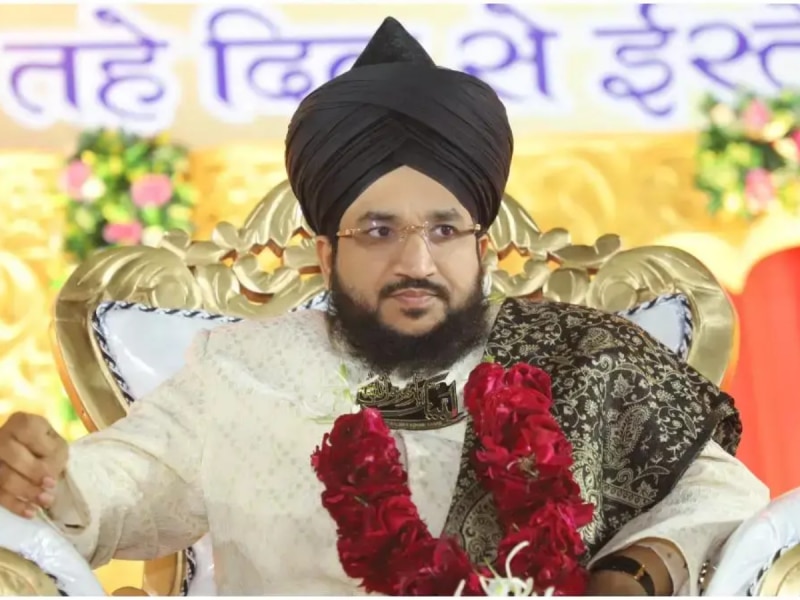 यति नरसिंहानंद ने बयान दिया है कि हिंदुओं को आत्मघlती दस्ते बनाने चाहिए। पर पुलिस इसके इलाज में हर बार की तरह लाचार दिखेगी।

मुझें याद यही पुलिस थी जिसने मुफ्ती सलमान अहजरी को एक शायरी के बाद गिरफ्तार कर लिया था।
क्या अब भी कानून एक समान बचा हुआ है ?