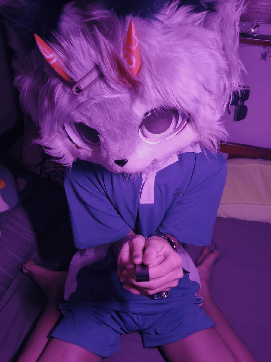 Mouton220's tweet photo. 今晚是属于我们两个的生活，哥哥…
📷：@xunyiqing04 
#furry #fursuit #兽装 #校服 #FursuitFriday https://t.co/B3c1XI1MAq