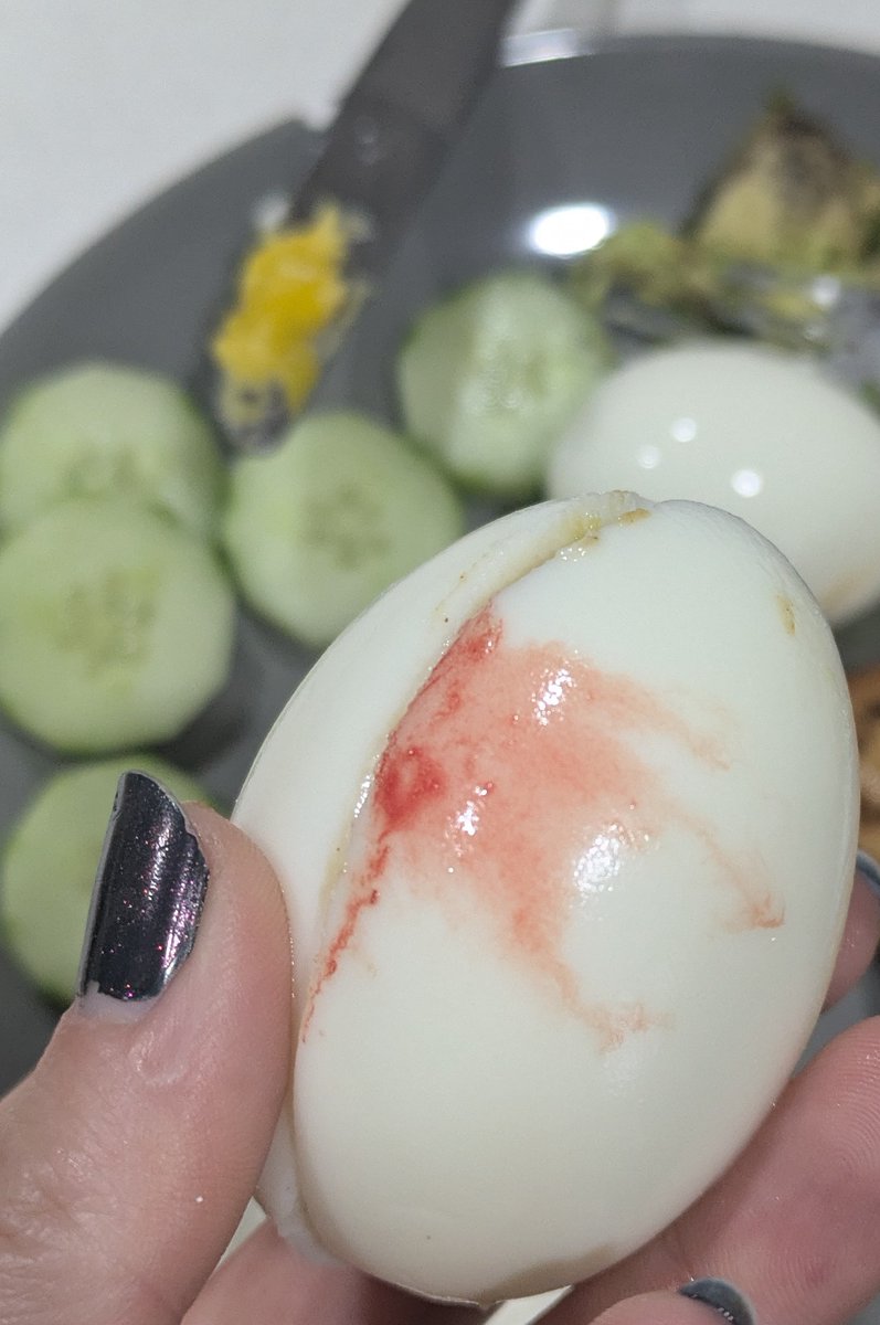 Ojelerimin igrencligini bosverin, daha once boyle bir sey gordunuz mu? Kati haslanmis yumurta "kanadi" :))  Bicagi beyaz kismina degdirdigim an kan sardi yumurtayi.

PS: Ne oldugunu biliyorum, ama daha once yasayan var mi merak ettim :)