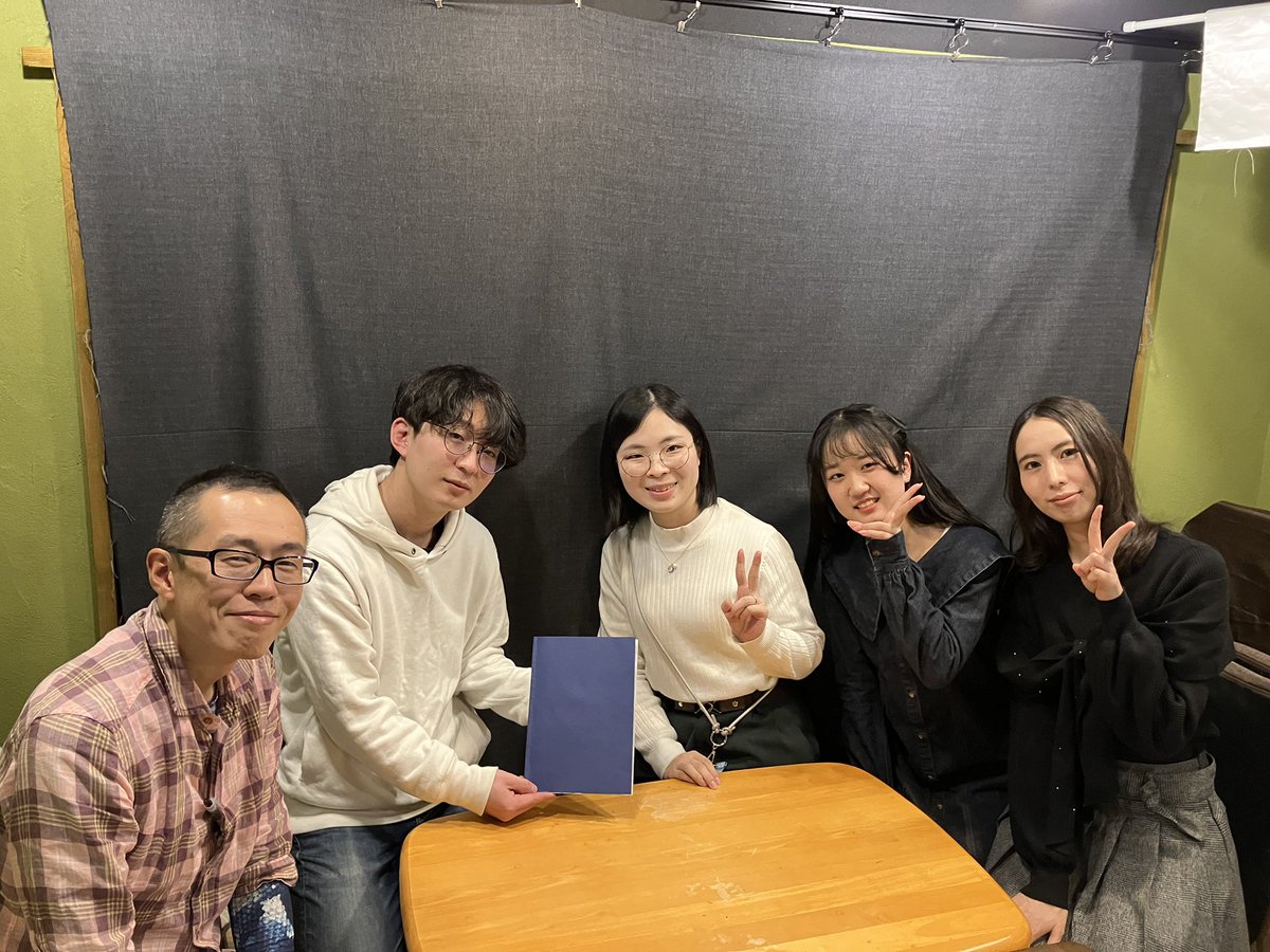 hiragi_kao_ru's tweet photo. 別冊企画・王子さまを詠む会は、銀狐のお客様５人と優子ママに見守っていただきながら、また聞くだけのつもりで来店した３人にも物語を繋いでもらいつつ、無事閉会しました。これにて2025年の日程はすべて終了。ありがとうございました😊 https://t.co/2iEmX80gE4