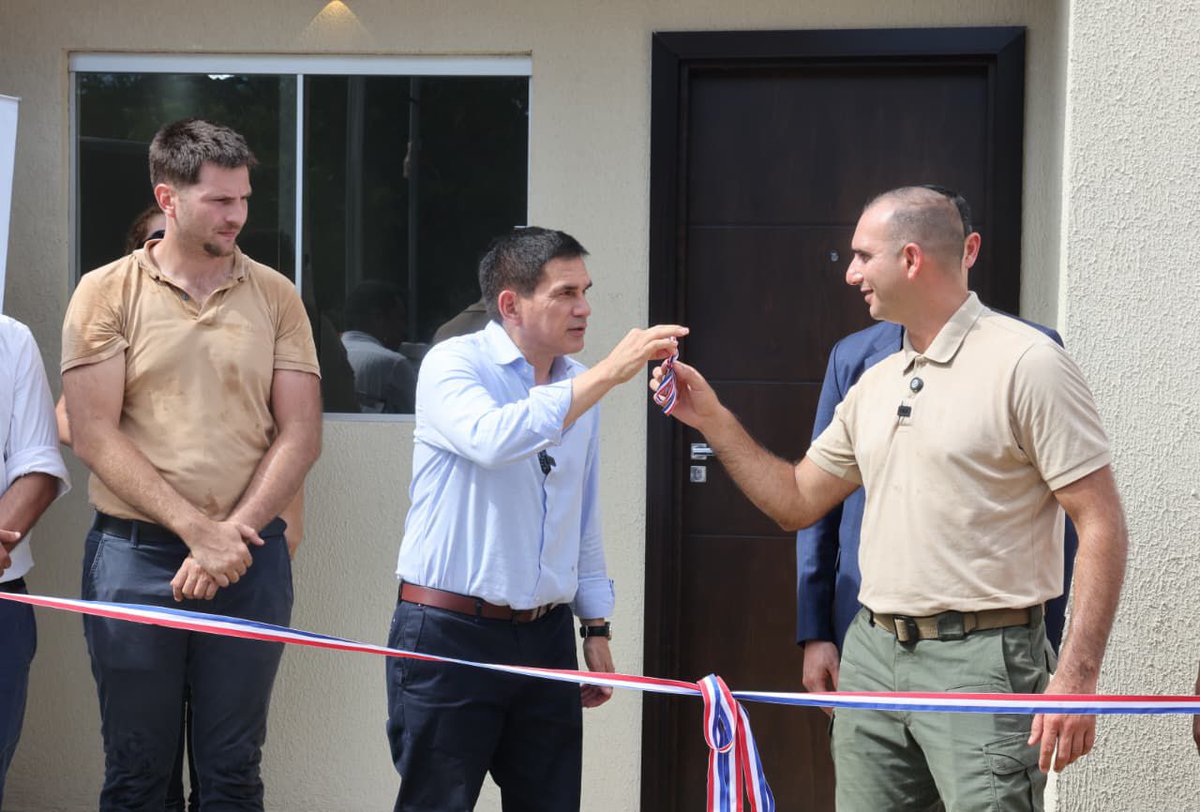 El programa habitacional Che Róga Porã 2.0, se consolida como una de las alternativas más accesibles y efectivas para que familias de clase media accedan a su primera vivienda. En las últimas horas, una nueva familia y una joven del departamento Central recibieron las llaves de