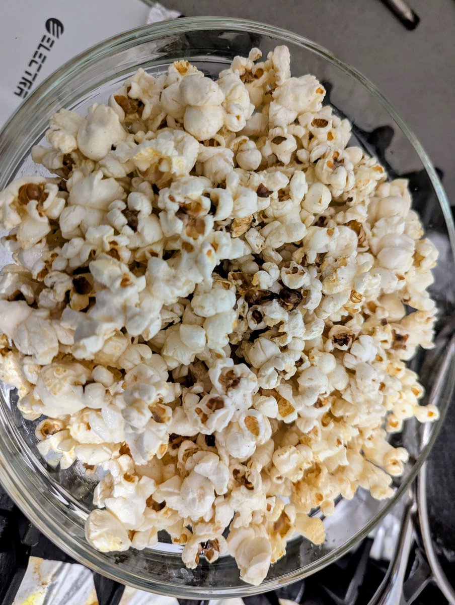 פופקורן שנעשה עם שומן בקר מרמת גרגרים.

לאחר שהכל נעשה, הוספתי מלח וחמאה.