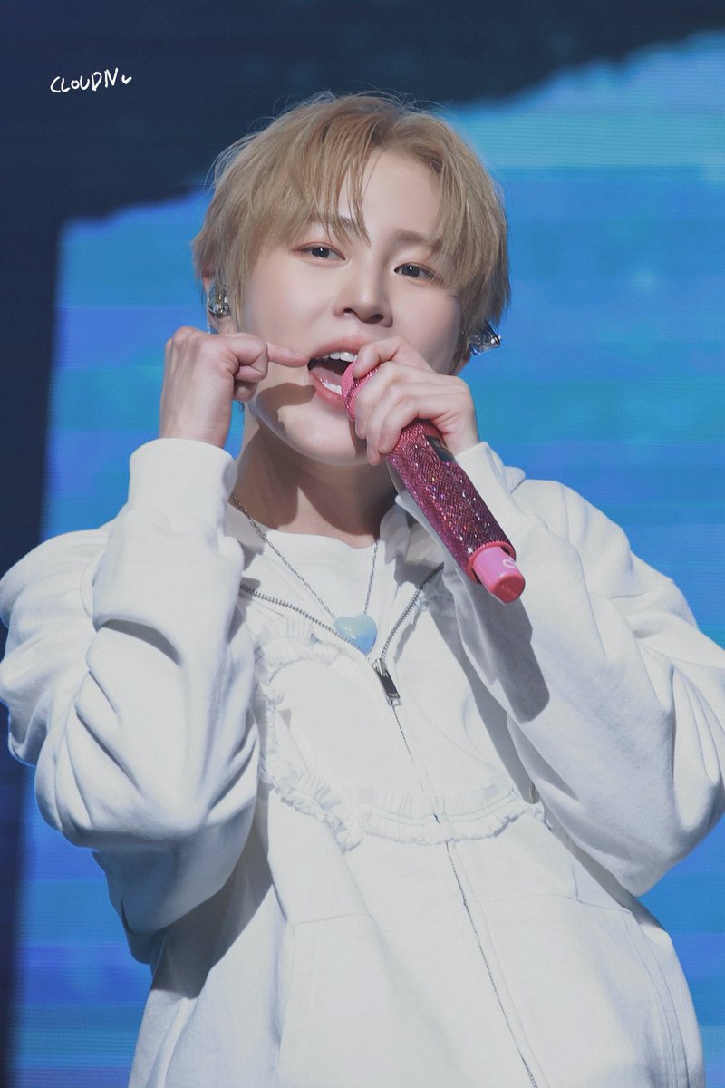 하성운 첫 솔로 팬미랑 오늘 팬미..이 사이에 6년..
내 눈엔 걍 똑같아 보임