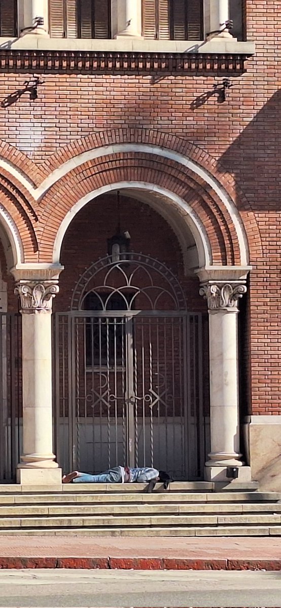 EugeGordillo's tweet photo. Les dejo la Parábola de Hoy;
Había un Arzobispo en @IglesiaCordoba que pedía a los vecinos caridad con los pobres naranjitas que extorsionan automovilistas duermen y defecan drogados en umbrales, pero para q no pase eso en el Arzobispado puso rejas y calla sobre venta de drogas https://t.co/Hcd95F0ZJZ