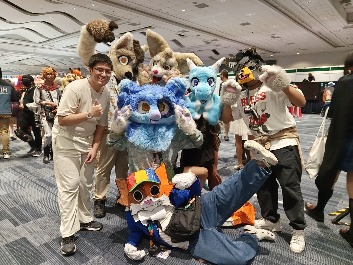 ppgaeb's tweet image. Wasn't expecting to see a bunch of furs today at Cosmatsuri D3, but when I did, it immediately made my night :)

+ arlo, jay, dracen, koi, smite, and the fur beside smite -- I couldn't ask for your name :(
 
feat. the standee I bought (regretfully)
#Cosmatsu2025 #CosMatsuri2025