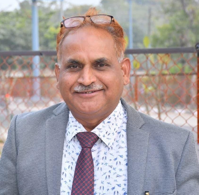 vrajandersingh_'s tweet photo. IPSA की राष्ट्रीय कार्यकारिणी में निर्वाचित हुए डॉ. राजेश कुमार शर्मा

राजस्थान विश्वविद्यालय, जयपुर के राजनीति विज्ञान विभाग के विभागाध्यक्ष डॉ. राजेश कुमार शर्मा को भारतीय राजनीति विज्ञान परिषद (Indian Political Science Association – IPSA) की राष्ट्रीय कार्यकारिणी (Executive Committee) का सदस्य निर्वाचित किया गया ।
यह निर्वाचन IPSA के 62वें वार्षिक सम्मेलन के अवसर पर 26 से 28 दिसंबर के दौरान कलिंगा इंस्टीट्यूट ऑफ सोशल साइंसेज़ (KISS), भुवनेश्वर (ओडिशा) के संयुक्त तत्वावधान में आयोजित अंतरराष्ट्रीय सम्मेलन में संपन्न । 
सम्मेलन की केंद्रीय थीम “We, the People of BHARAT ” रही। इस महत्वपूर्ण अधिवेशन में देश के सभी क्षेत्रों से लगभग 2000 राजनीति विज्ञान के विद्वानों एवं शिक्षाविदों ने सहभागिता की ।
@rashtrapatibhvn @LokBhavanJaipur @rksharma038 #62ndIPSA #IPSAAtKalinga #IPSA2025 #IPSA