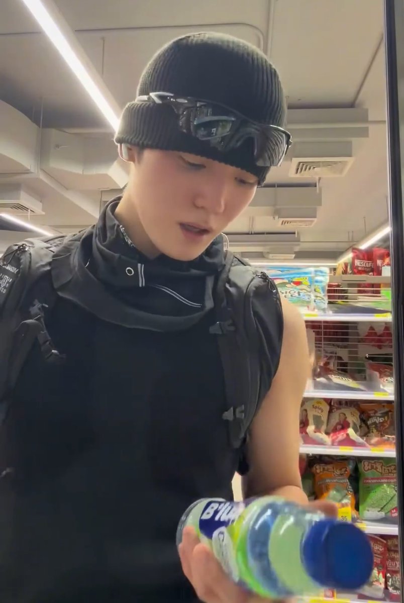 Anabashi's tweet image. ขวดที่น้องหยิบน่าจะแอปเปิ้ลเขียวไหมนะ แต่พีชอร่อยสุดค่ะจบ