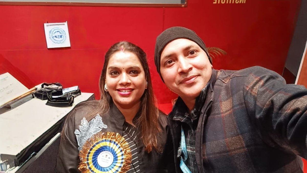 thelovingakash's tweet photo. मशहूर गीत ग़ज़ल  कवयित्री डॉ ज्योति उपाध्याय (गाजियाबाद) महोदया  जी के साथ आज अखिल भारतीय कवि सम्मेलन ,दुर्गापुर में भेंट हुई, महोदया आपका अनेक अनेक  धन्यवाद करता हूं 🙏 https://t.co/XjJzQD4Ut1
