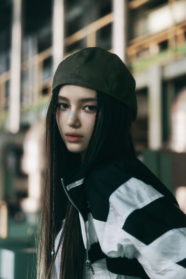 NEWJEANSBR's tweet image. A perseguição não é de agora. Em entrevistas antigas, foi revelado que Bang Si Hyuk fez sugestões de remover a Danielle da lineup final do NewJeans. Eles só aproveitaram uma brecha e fizeram o que ele queria desde o início.

“Mas pelo menos ela está livre da ADOR.” Não, ela não…