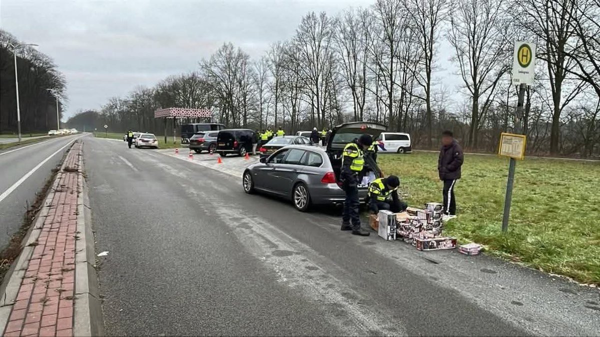 “De Grens Werkt Opeens”

Kijk eens aan.

De grens werkt opeens.

Auto’s eruit.

Busjes open.

Controles, honden, linten, gezag.

Allemaal om… vuurwerk tegen te houden.

Dus het kón altijd.

Jarenlang hoorden we:

“Strenge grenscontrole kan niet.”

“Te complex.”

“Niet haalbaar.”